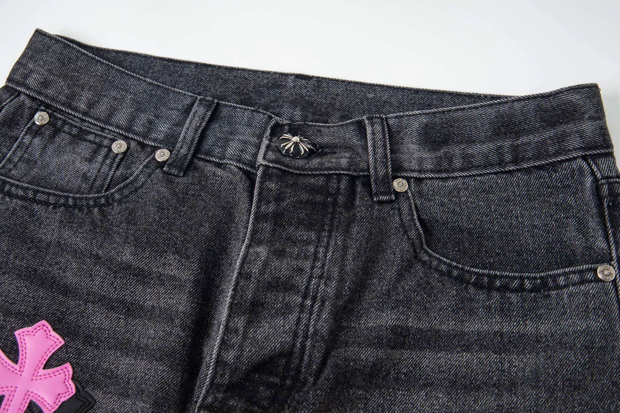 P240 Chrome Hearts Chrome Hearts Jeans Purple Matty Boy Sex Records Rivet Work Jeans CH Jeans need to be disassembled and washed before being dismantled and hand-stitched with sheepskin cross leather and then spliced ​​together. The whole piece has too many craftsmanship to explain. The cabinet price is 16W+, the patchwork cross pattern is embellished, and the high-waisted washed jeans! ! Absolutely high-end luxury products, 8W+ level god-level items, super popular products, made with top heavy industry, a magic weapon that cannot be missed. About Kroxin This is an extremely luxurious fashion brand, which can also be called the aristocrats of the high street. It has always been an exclusive brand for some hipsters or rich second generation. Compared with ordinary high streets, it is more luxurious and noble. Compared with luxury brands, it has a more fashionable personality and has always been a brand that I have a special liking for. Style number: 1761# Size: 28 30 32 34 36